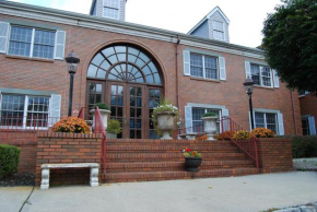 Гостиница Colts Neck Inn Hotel  Колтс Нек
